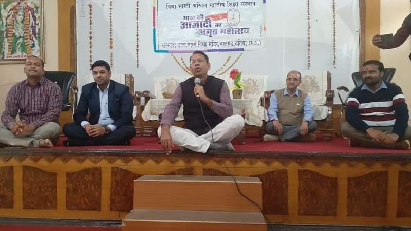 स्वच्छता को लेकर कलेक्टर ने विद्यार्थियों के बीच बैठकर किया संवाद, भारत की आजादी का अमृत महोत्सव के तहत निकाली गई स्वच्छता रैली | New India Times