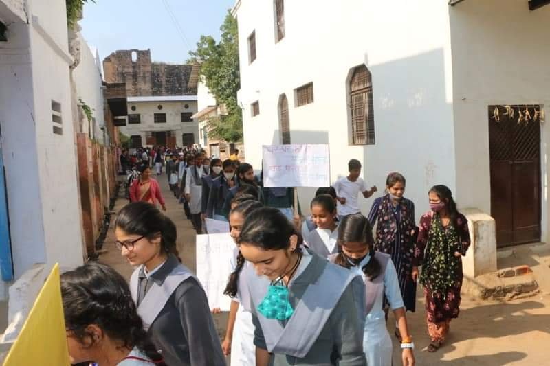 स्वच्छता को लेकर कलेक्टर ने विद्यार्थियों के बीच बैठकर किया संवाद, भारत की आजादी का अमृत महोत्सव के तहत निकाली गई स्वच्छता रैली | New India Times