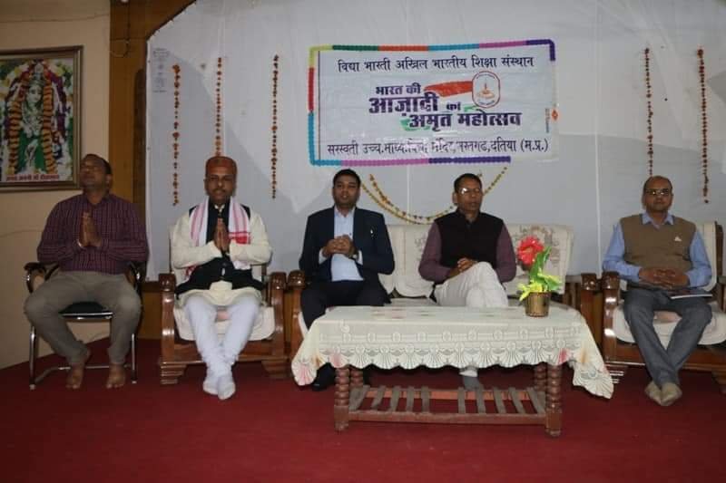 स्वच्छता को लेकर कलेक्टर ने विद्यार्थियों के बीच बैठकर किया संवाद, भारत की आजादी का अमृत महोत्सव के तहत निकाली गई स्वच्छता रैली | New India Times