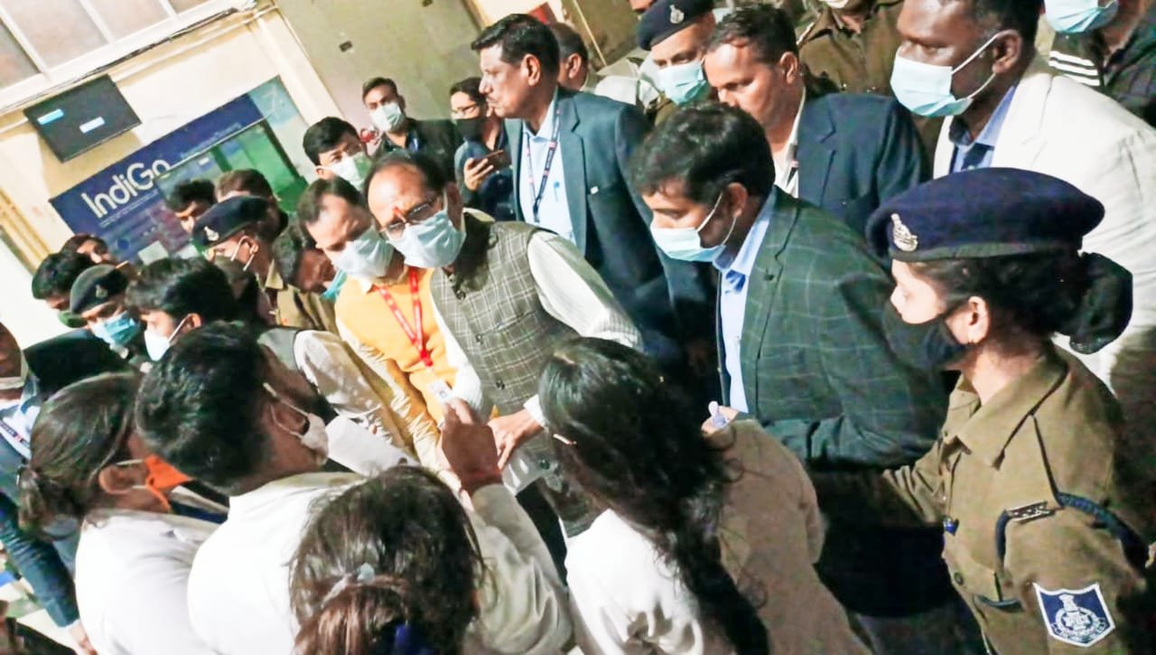 दो साल से नहीं कराई परीक्षा, शासन व मेडिकल विश्वविद्यालय जबलपुर को नोटिस जारी 2 दो साल से नहीं कराई परीक्षा, शासन व मेडिकल विश्वविद्यालय जबलपुर को नोटिस जारी | New India Times