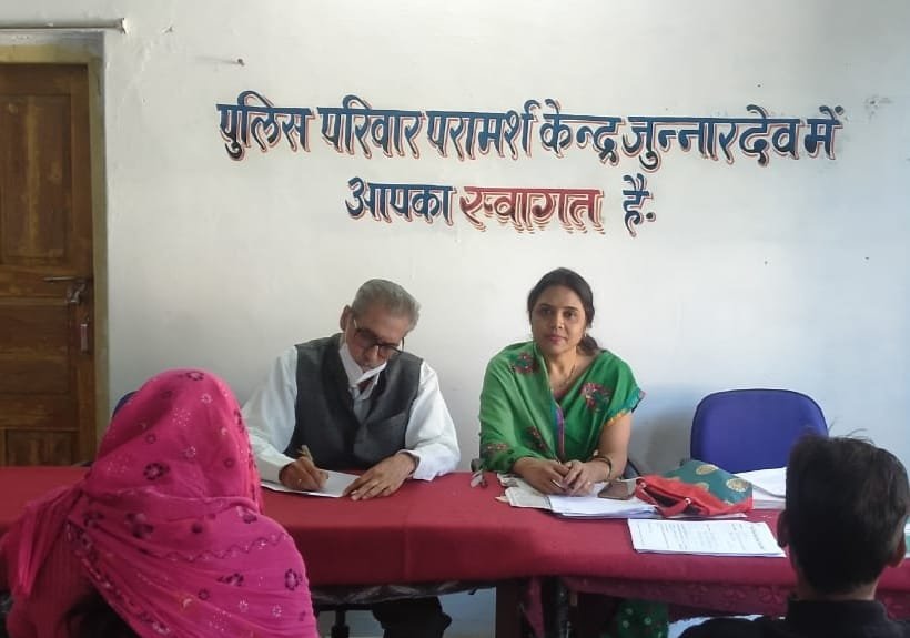 परामर्शदाताओं द्वारा समझाइश देने के बाद पत्नी की इच्छानुसार रहने के लिए राजी हुआ पति 2 परामर्शदाताओं द्वारा समझाइश देने के बाद पत्नी की इच्छानुसार रहने के लिए राजी हुआ पति | New India Times