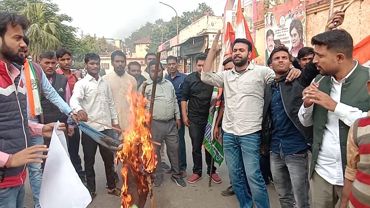 टीईटी परीक्षा पेपर लीक होने पर भड़के युवाओं ने शिक्षा मंत्री का फूंका पुतला | New India Times