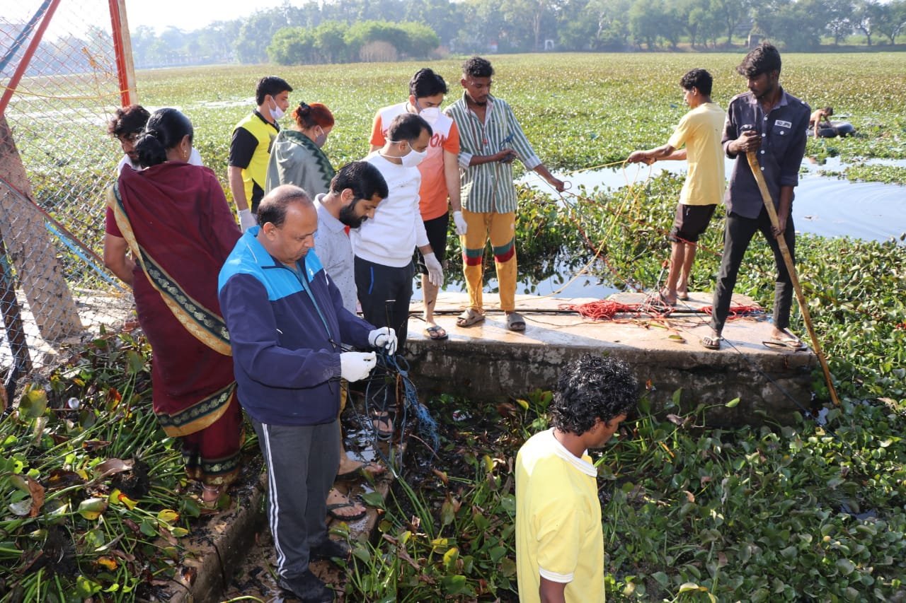 सामूहिक जन सहयोग से शहर के बहादुर सागर तालाब का किया गया सफाई कार्य, जिला कलेक्टर ने भी सफाई करने में बंटाया हाथ | New India Times