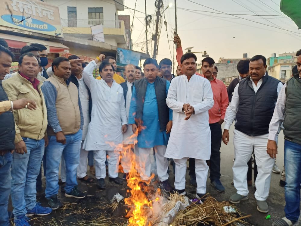 भाजपा मंत्री बिसाहुलाल सिंह एवं भाजपा के प्रदेश प्रभारी मुरलीधर राव द्वारा आपत्तिजनक टिप्पणी के विरोध में कांग्रेसियों ने किया पुतला दहन | New India Times