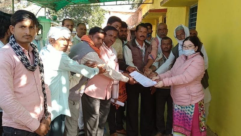 दूध के दामों में बढ़ोतरी की मांग को लेकर किसानों ने मुख्यमंत्री के नाम तहसीलदार को सौंपा ज्ञापन | New India Times