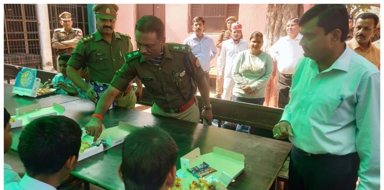 डीएम व एसपी ने अनाथालय में बांटी दीपावली की खुशियां, पिज्जा खिला कर बांटे ग्रीन पटाखे | New India Times