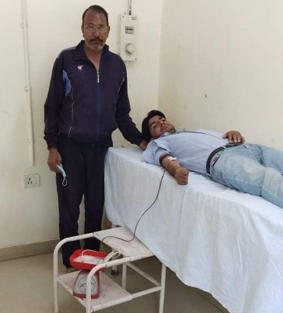 रक्तदाता भवानीसिंह मीना और विवेक भदौरिया ने अपने रक्त रूपी तेल से किसी के घर का चिराग जलाकर कर मनाई दीवाली | New India Times