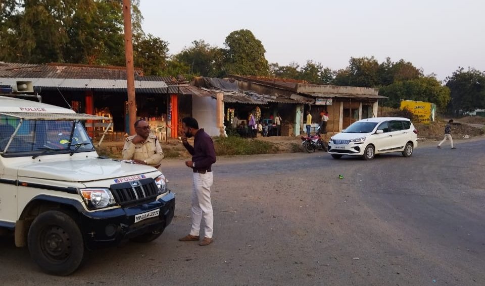 वाहन चालकों पर पुलिस ने की चालानी कार्यवाही | New India Times