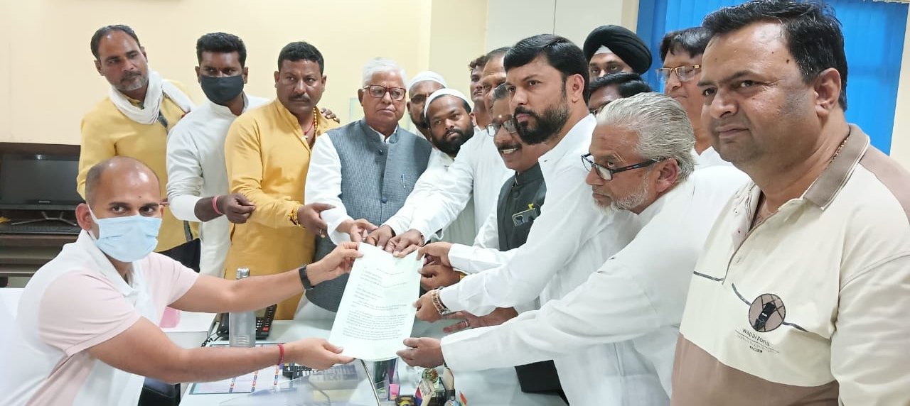 फिल्म अभिनेत्री कंगना रनौत पर देशद्रोह का मुकदमा दर्ज करने के लिए कांग्रेसियों ने महामहिम राष्ट्रपति और प्रधानमंत्री के नाम बुरहानपुर के एसपी को सौंपा ज्ञापन | New India Times