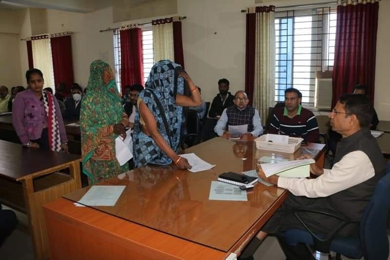 कलेक्टर ने दो पटवारियों की डीई और एक सचिव के विरूद्ध कार्यवाही करने के दिए निर्देश | New India Times