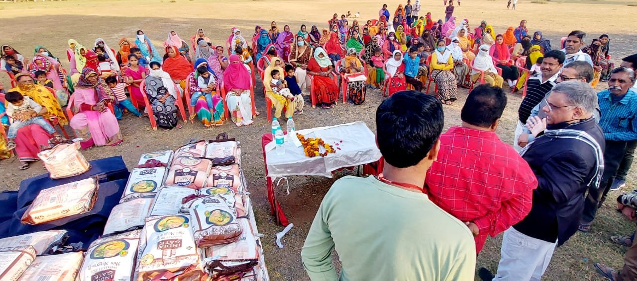 प्रमुख समाजिक संस्था आधारशिला संस्थान के डायरेक्टर समाज सेवी डॉ अजय लाल का गरीबों में कंबल और राशन बांट कर मनाया गया जन्मदिन | New India Times