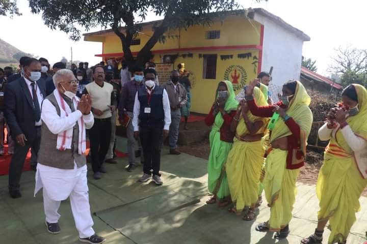 राज्यपाल मा. मंगू भाई पटेल ने प्रधानमंत्री आवास का निरीक्षण कर स्थानीय देव स्थल की पूजा अर्चना की | New India Times