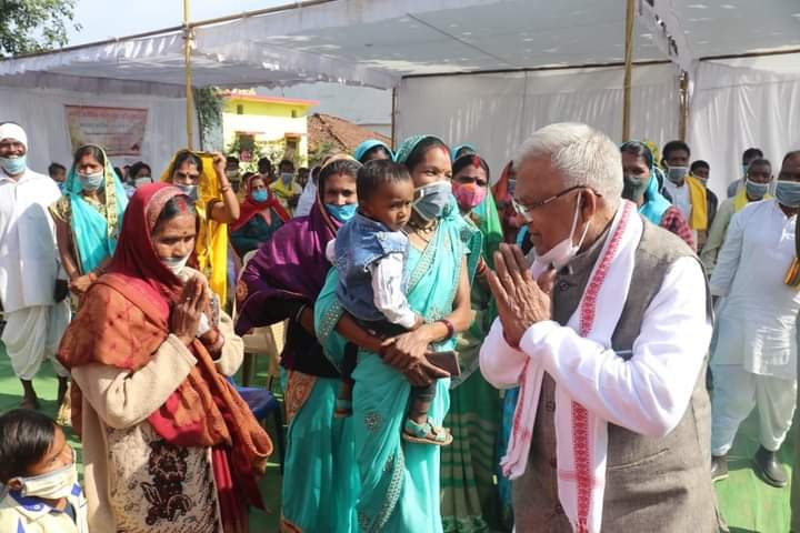 राज्यपाल मा. मंगू भाई पटेल ने प्रधानमंत्री आवास का निरीक्षण कर स्थानीय देव स्थल की पूजा अर्चना की | New India Times