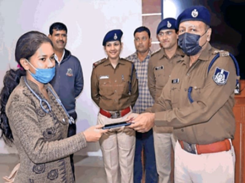 ग्वालियर की साइबर सेल ने 30 दिन में 31 मोबाइल ट्रेस किए, लाेगाें के खिले चेहरे | New India Times