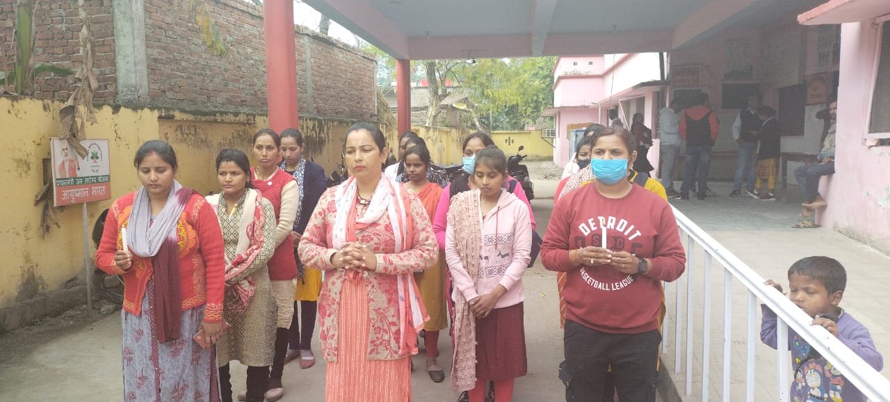 सात सूत्रीय मांगों को लेकर राष्ट्रीय स्वास्थ्य मिशन संविदा स्वास्थ्यकर्मी हड़ताल पर | New India Times