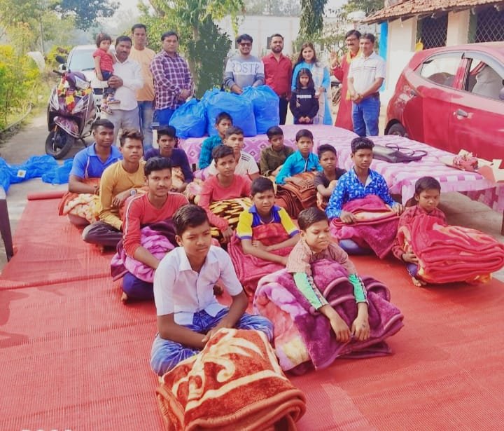 कड़कड़ाती ठंड से बचाने के लिए बच्चों को बांटे गए कंबल, कंबल पाकर उत्साहित हुए बच्चे 2 कड़कड़ाती ठंड से बचाने के लिए बच्चों को बांटे गए कंबल, कंबल पाकर उत्साहित हुए बच्चे | New India Times