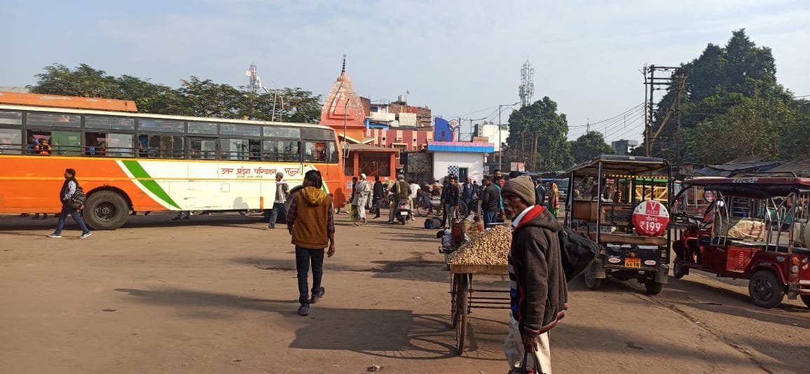 परिवहन निगम की बसों के गोरखपुर रैली में जाने के चलते यात्री परेशान हो कर सड़कों पर भटकने को हैं मजबूर | New India Times