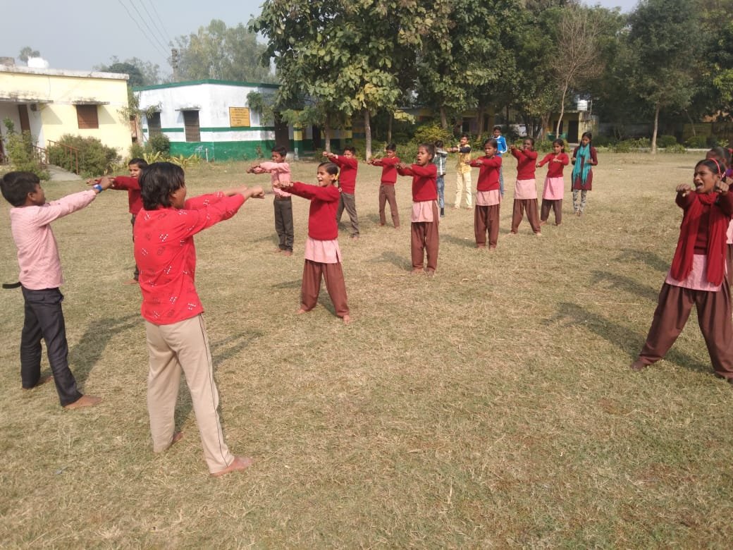 अनुदेशक शिक्षक राजदीप शुक्ला द्वारा छात्राओं को रानी लक्ष्मीबाई आत्मरक्षा जुडो कराटे का दिया जा रहा है प्रशिक्षण | New India Times