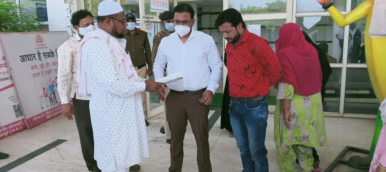 सार्थक प्लाजा के ऊपरी मंजिल पर मोबाइल टावर की अनुमति को निरस्त करने हेतु समस्त मोहल्ला वासियों ने पूर्व पार्षद पति के नेतृत्व में कलेक्टर के नाम सौंपा ज्ञापन | New India Times