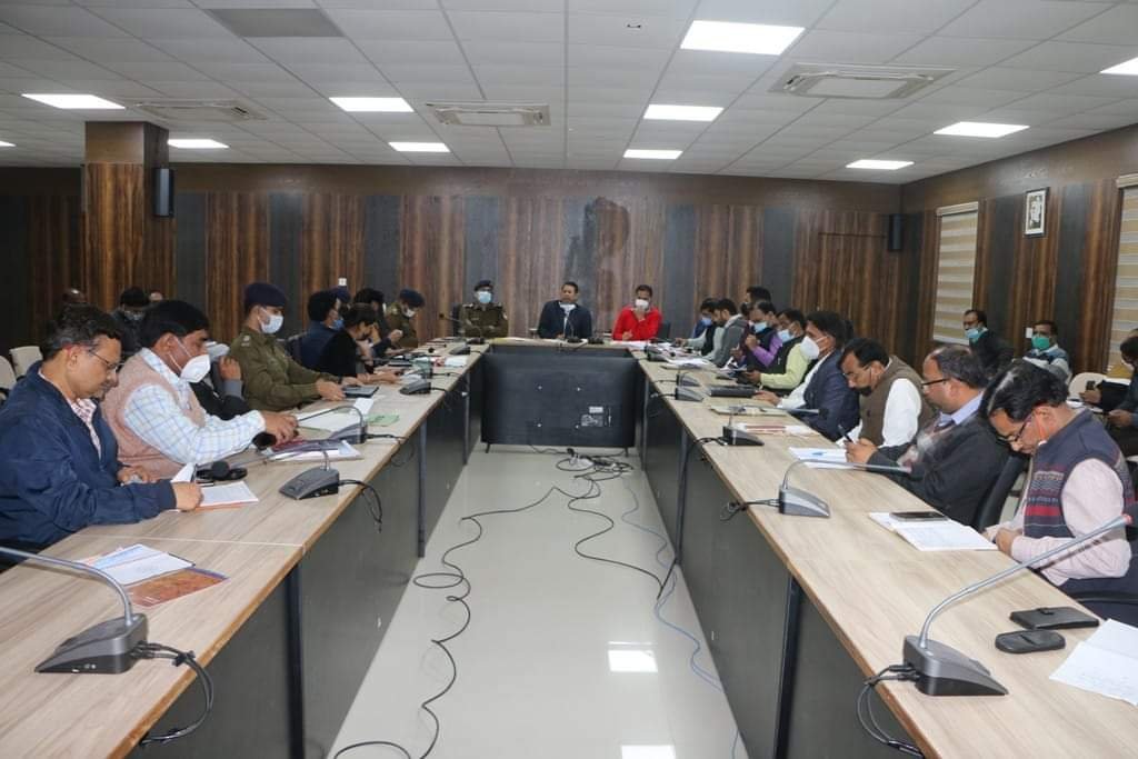 अधिकारी एवं कर्मचारी पंचायत निर्वाचन के दौरान पूरी पारदर्शिता बरतें: कलेक्टर | New India Times