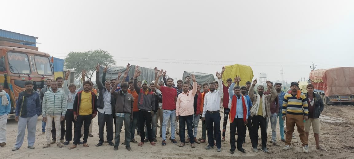 मजदूरी बढ़ाने के लिए मजदूर संघ द्वारा कलेक्टर व लेबर इंस्पेक्टर को सौंपा गया ज्ञापन | New India Times