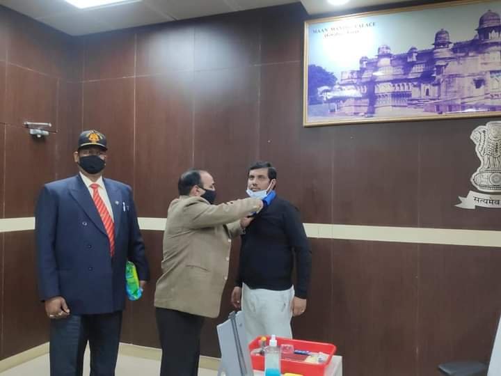 ग्वालियर में भी मनाया गया सशस्त्र सेना झण्डा दिवस, वरिष्ठ अधिकारियों को जिला सैनिक कल्याण अधिकारी ने लगाए फ्लैग | New India Times