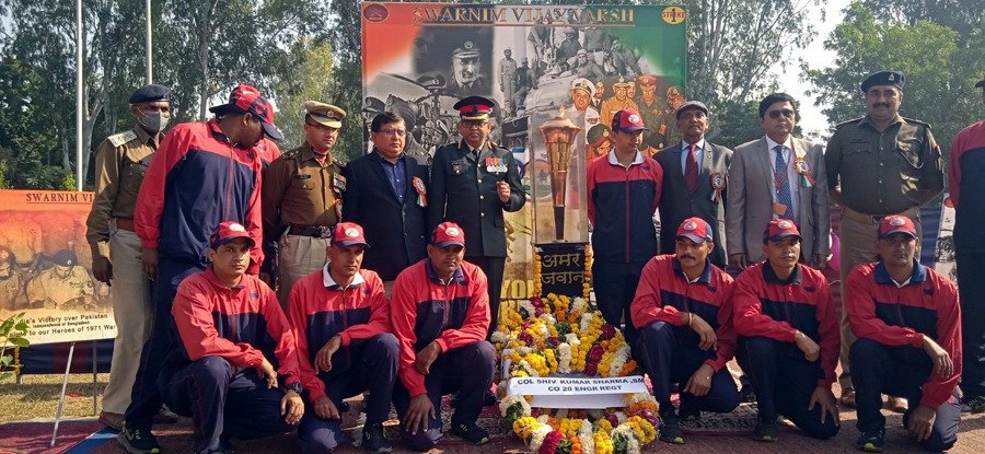 स्वर्णिम 50 वर्ष विजय मशाल का मथुरा रिफाईनरी में हुआ भव्य स्वागत, 1971 के युद्ध में शहीद हुए सेना के जवानों को रिफाईनरी के कार्यकारी निदेशक ने की पुष्पाजंली अर्पित | New India Times