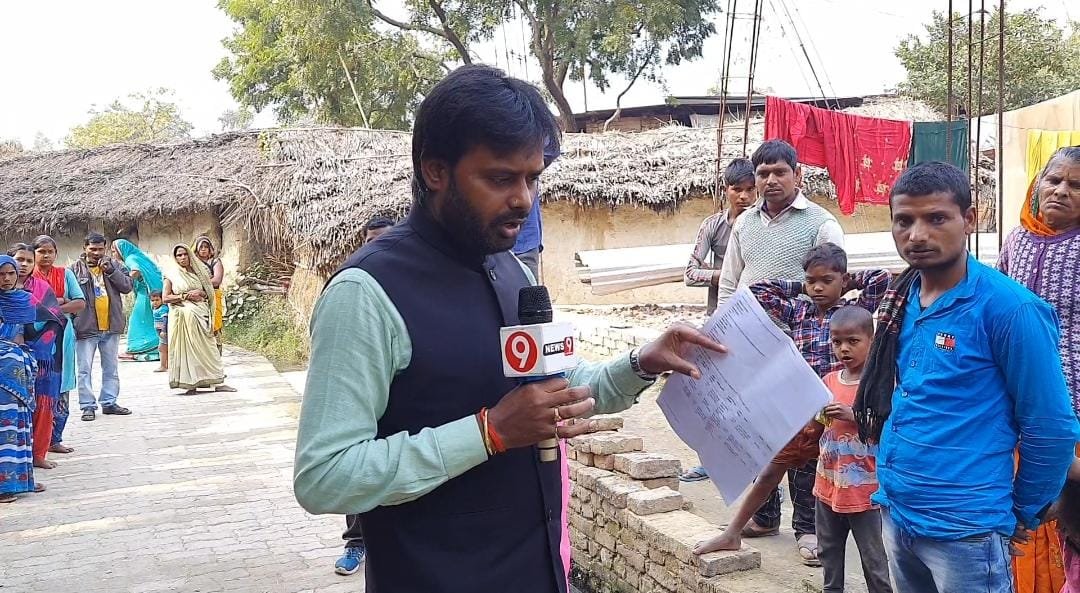 दलित की झोपड़ी को प्रधान और सेक्रेटरी ने कागजों में बना दिया पक्का | New India Times