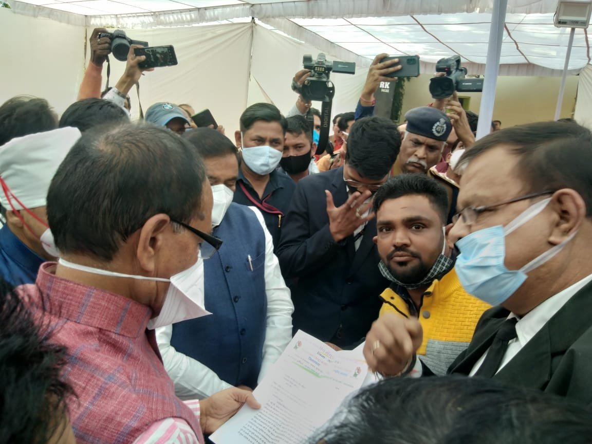 सागर जिले के शिक्षा विभाग में नियम विरुद्ध किए गए स्थानांतरण निरस्त करने एवं शिक्षकों की लंबित समस्याओं के संबंध में मध्य प्रदेश कर्मचारी संघ ने मुख्यमंत्री को सौंपा ज्ञापन | New India Times