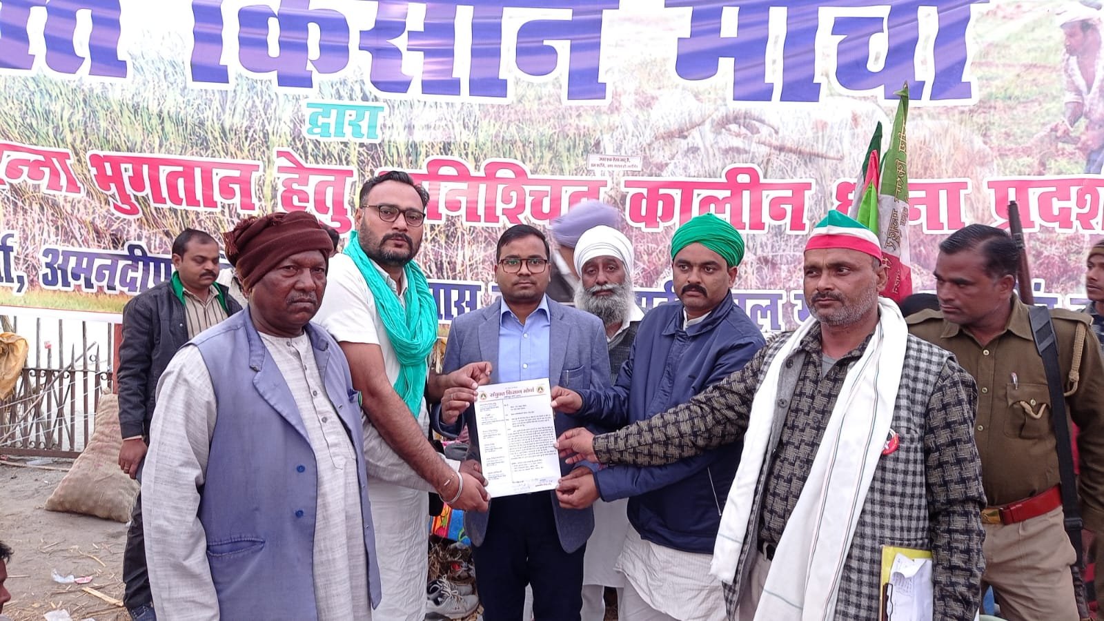 मिल गेट पर धरना दे रहे किसानों ने अपनी मांगों को लेकर उप जिलाधिकारी के माध्यम से तहसीलदार को सौंपा ज्ञापन | New India Times