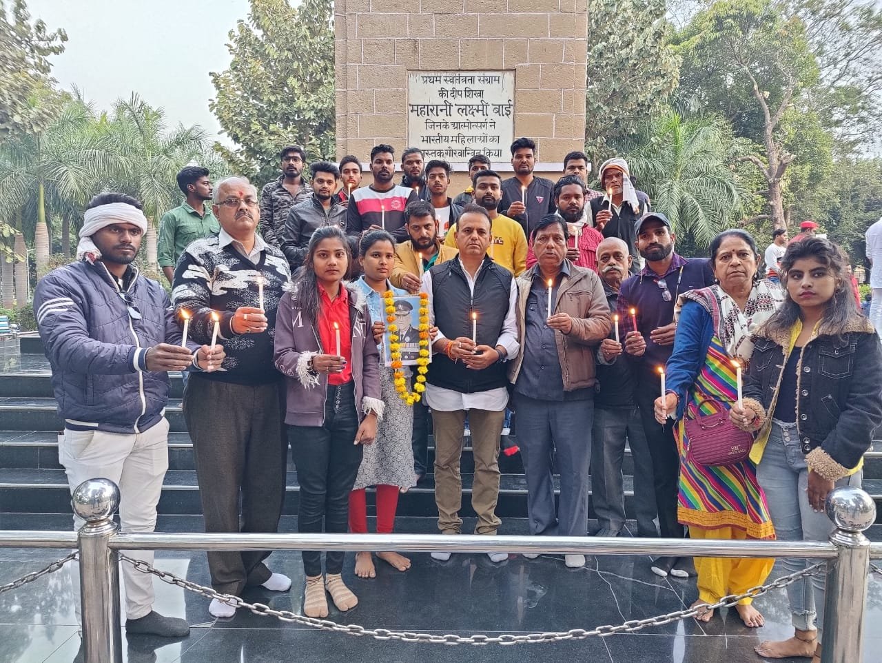 उ.प्र. कांग्रेस कमेटी तथा राजीव गांधी पंचायती राज संगठन के संयुक्त तत्वावधान में झांसी में श्रृद्धांजलि सभा आयोजित कर हेलिकॉप्टर हादसे में शहीद सीडीएस बिपिन रावत व अन्य को दी गई श्रद्धांजलि | New India Times