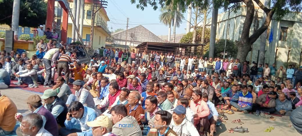 एक तरफ बकाया भुगतान न होने के विरोध में तो दूसरी तरफ चीनी मिल चलाए जाने के समर्थन में बैठे किसान | New India Times