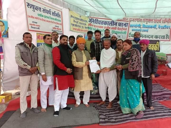 पूर्व विधायक मकबूल मण्डेलिया ने आंदोलनकारी पैराटीचर्स से धरना स्थल पर मिलकर उनकी मांग का किया समर्थन, विधायक वाजिब अली के बाद समर्थन में आये मंडेलिया ने शिक्षा मंत्री से मिलकर की आंदोलनकारियों की मांग पूरी करने की अपील | New India Times