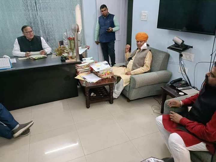 पूर्व विधायक मकबूल मण्डेलिया ने आंदोलनकारी पैराटीचर्स से धरना स्थल पर मिलकर उनकी मांग का किया समर्थन, विधायक वाजिब अली के बाद समर्थन में आये मंडेलिया ने शिक्षा मंत्री से मिलकर की आंदोलनकारियों की मांग पूरी करने की अपील | New India Times