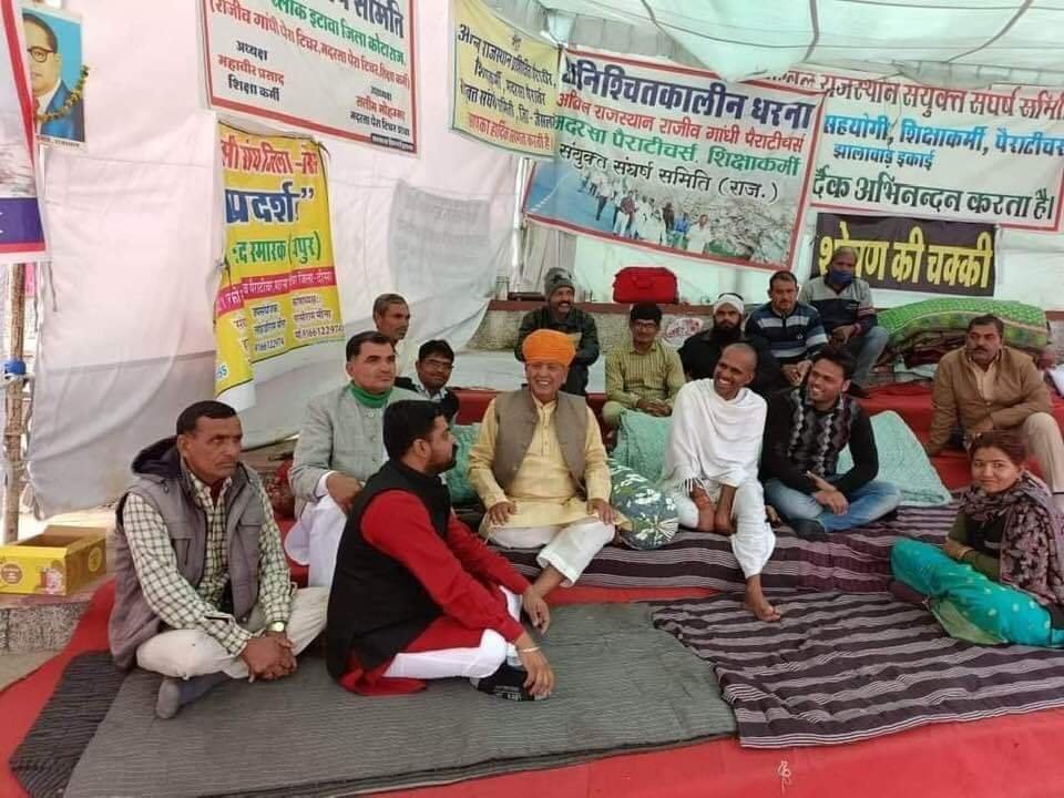 पूर्व विधायक मकबूल मण्डेलिया ने आंदोलनकारी पैराटीचर्स से धरना स्थल पर मिलकर उनकी मांग का किया समर्थन, विधायक वाजिब अली के बाद समर्थन में आये मंडेलिया ने शिक्षा मंत्री से मिलकर की आंदोलनकारियों की मांग पूरी करने की अपील | New India Times