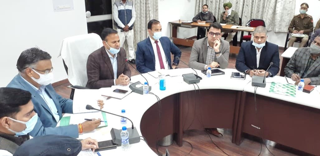 ऐसी सेवा प्रदाता एजेंसी जिन्होंने अभी तक प्रशिक्षण देना प्रारंभ नहीं किया है उनके स्थान पर अन्य एजेंसी को कार्य आवंटित किया जाए, सभी सेवा प्रदाता एजेंसी लक्ष्य के सापेक्ष लोगों को प्रशिक्षण देना सुनिश्चित करें: जिलाधिकारी | New India Times