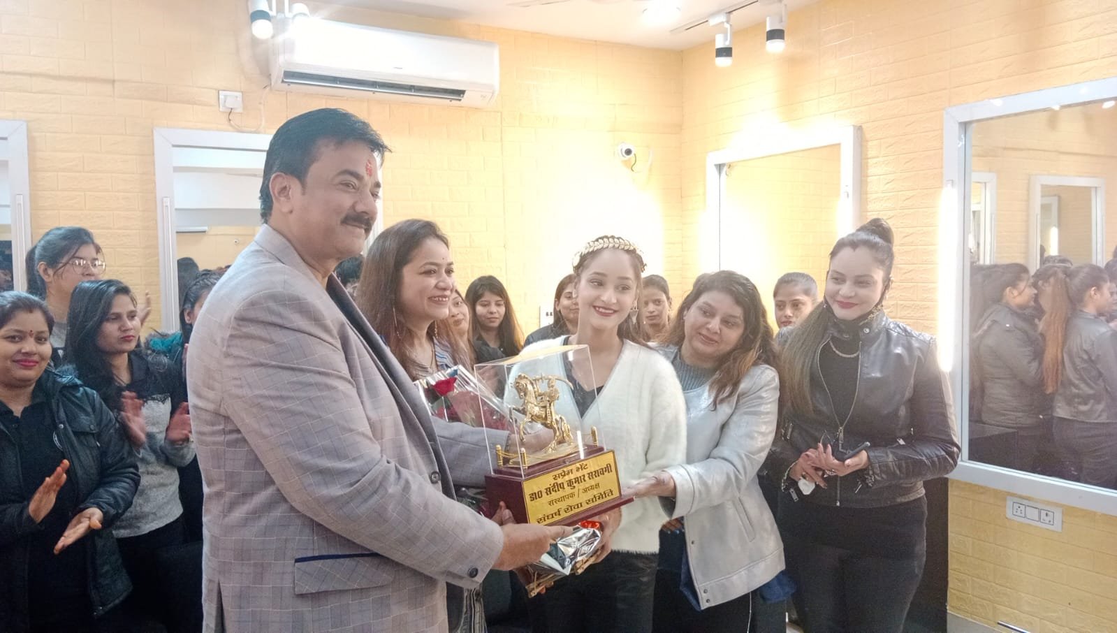 डाॅ. संदीप सरावगी ने बुन्देलखण्ड बेस्ट यंगेस्ट मेकअप आर्टिस्ट अवार्ड 2021 से अनुराग मेकअप मंत्र मुंबई द्वारा सम्मानित झांसी की बिटिया तानिया गुप्ता को किया सम्मानित | New India Times