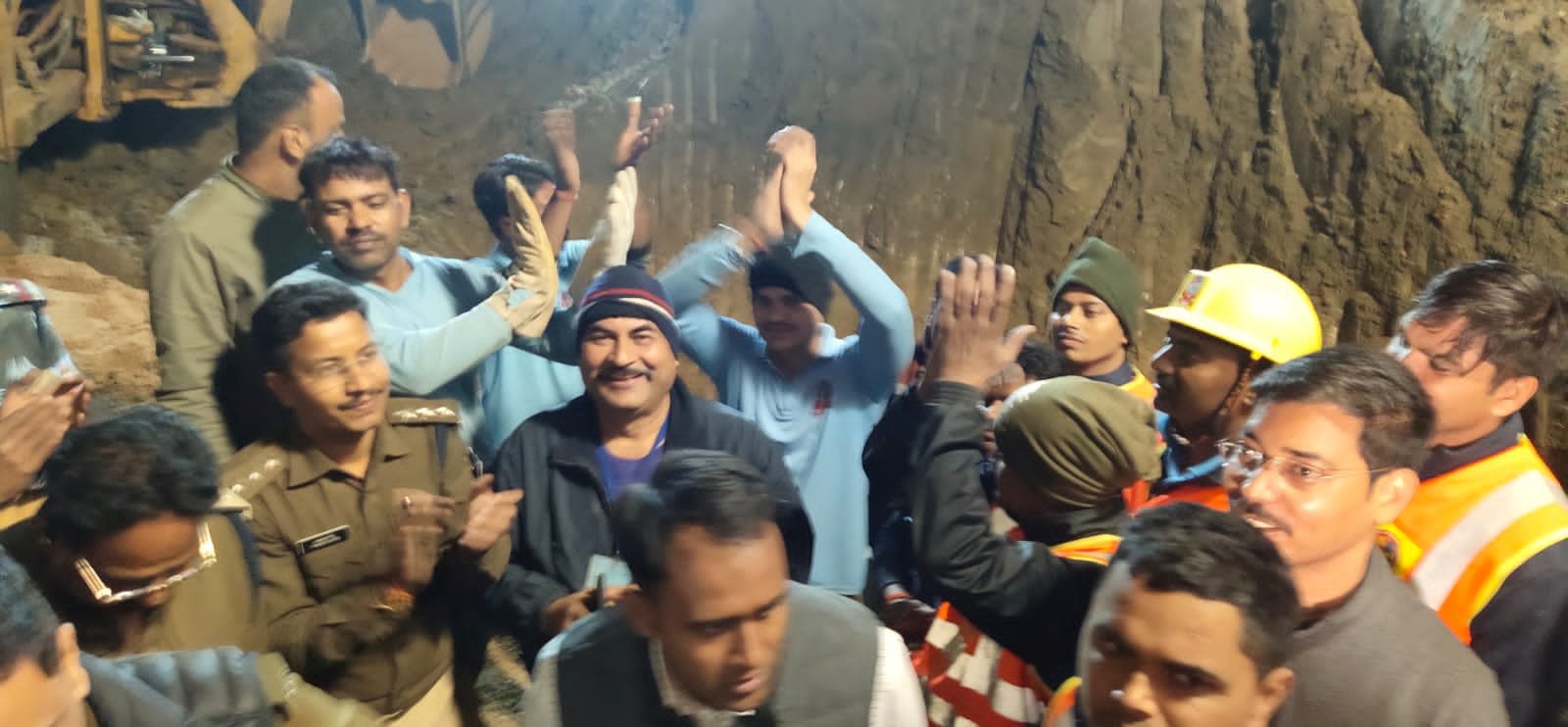 बोरवेल में फंसी डेढ़ बर्षीय बिटिया दिव्यांशी को एसडीआरएफ ग्वालियर द्वारा रेस्क्यू कर कड़ी मेहनत के बाद जीवित सुरक्षित निकाला गया बाहर | New India Times