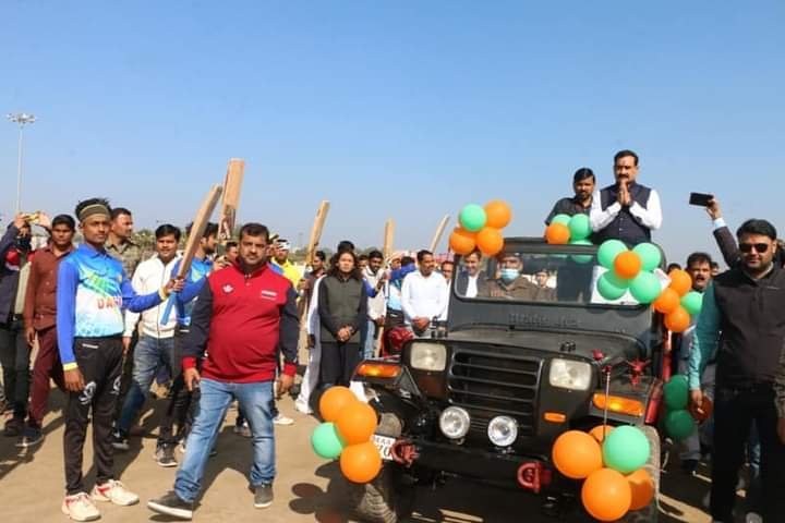 गृह मंत्री डॉ. नरोत्तम मिश्र ने लेदर बॉल क्रिकेट टूर्नामेंट में की शिरकत | New India Times