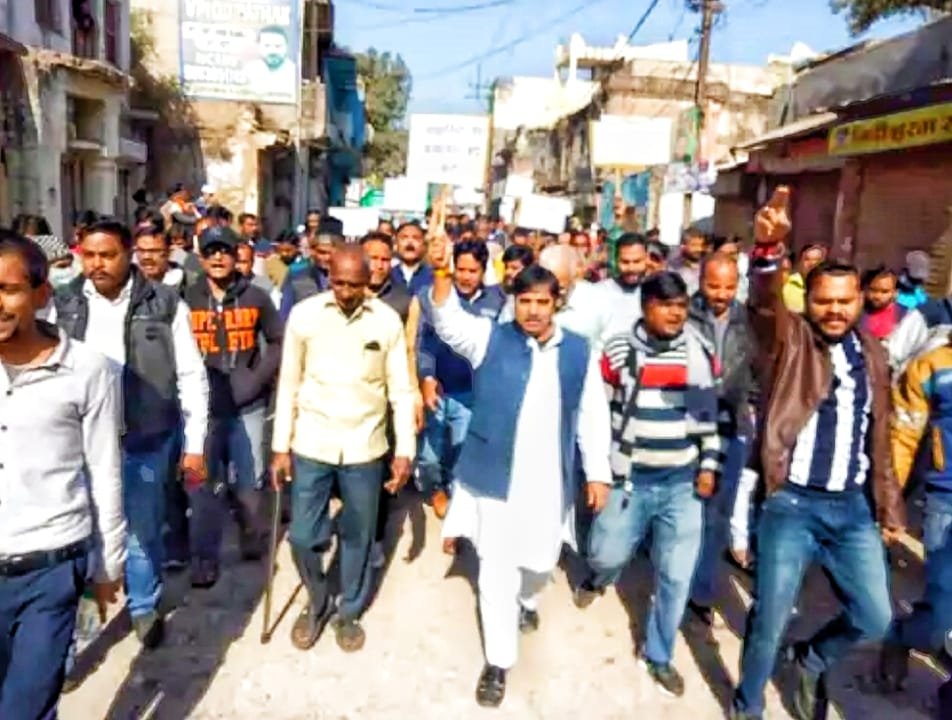 किलागेट से लेकर सेवानगर की सड़क चौड़ीकरण के लिए नापतोल करने पहुंचे अधिकारि, नाराज व्यापारियों ने किया बाजार बंद | New India Times