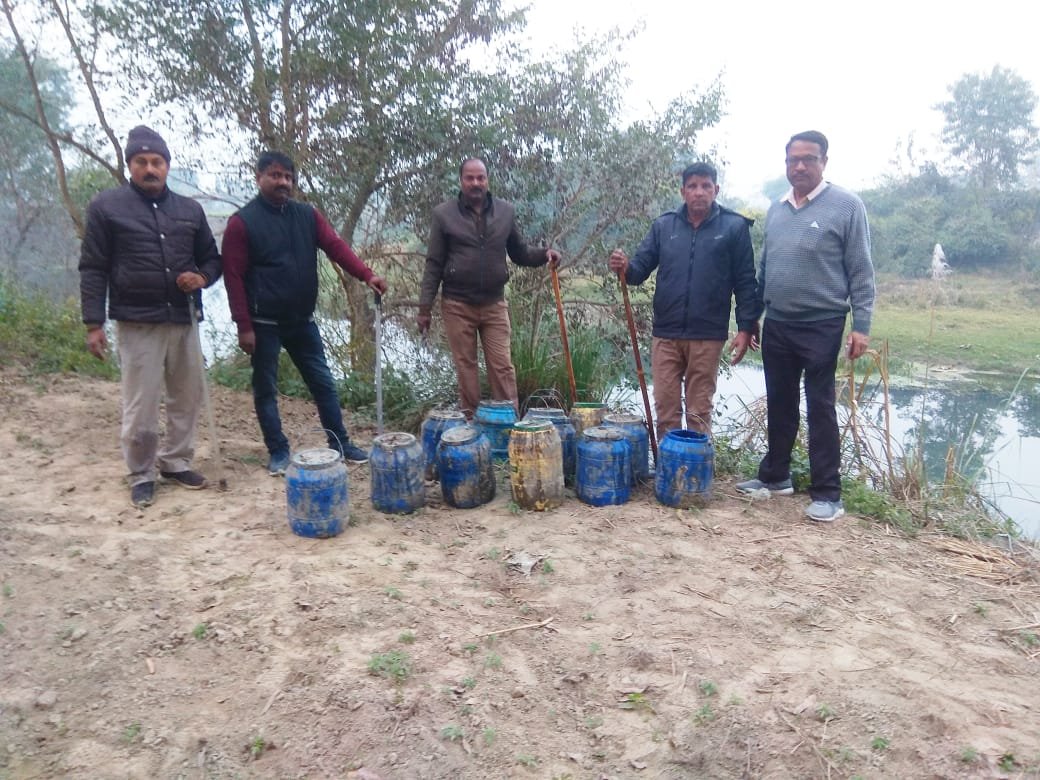 आबकारी विभाग के छापेमारी से जहरीली शराब बेचने वाले मौत के सौदागरों में फैली दहशत, 70 लीटर कच्ची शराब बरामद, चार के विरूद्ध अभियोग दर्ज, मौके से 400 किलोग्राम लहन बरामद कर किया गया नष्ट | New India Times