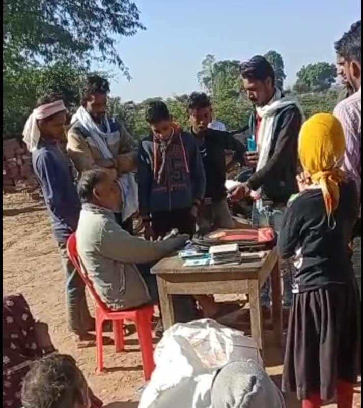 गरीबों के हक पर डाका डाल रहे हैं राशन डीलर, ग्रामीणों ने उपखंड अधिकारी से लगाई गुहार 2 गरीबों के हक पर डाका डाल रहे हैं राशन डीलर, ग्रामीणों ने उपखंड अधिकारी से लगाई गुहार | New India Times