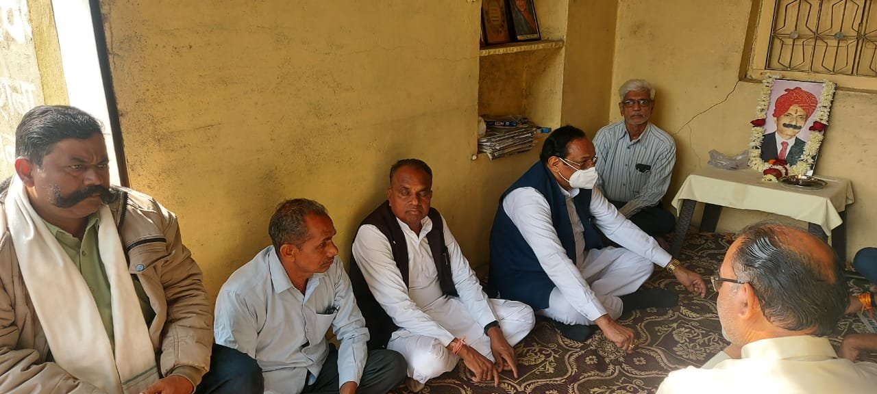 कांग्रेसी विधायकों ने बीजेपी नेताओं के घर जाकर दी श्रद्धांजलि | New India Times