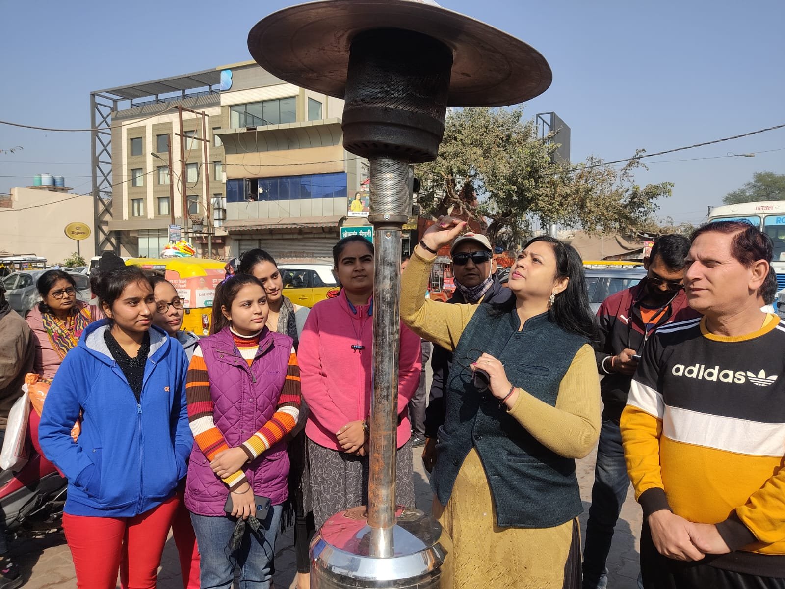 गरीब व असहाय लोगों को ठंड से बचाने के लिए लगवाया गया गैस हीटर | New India Times