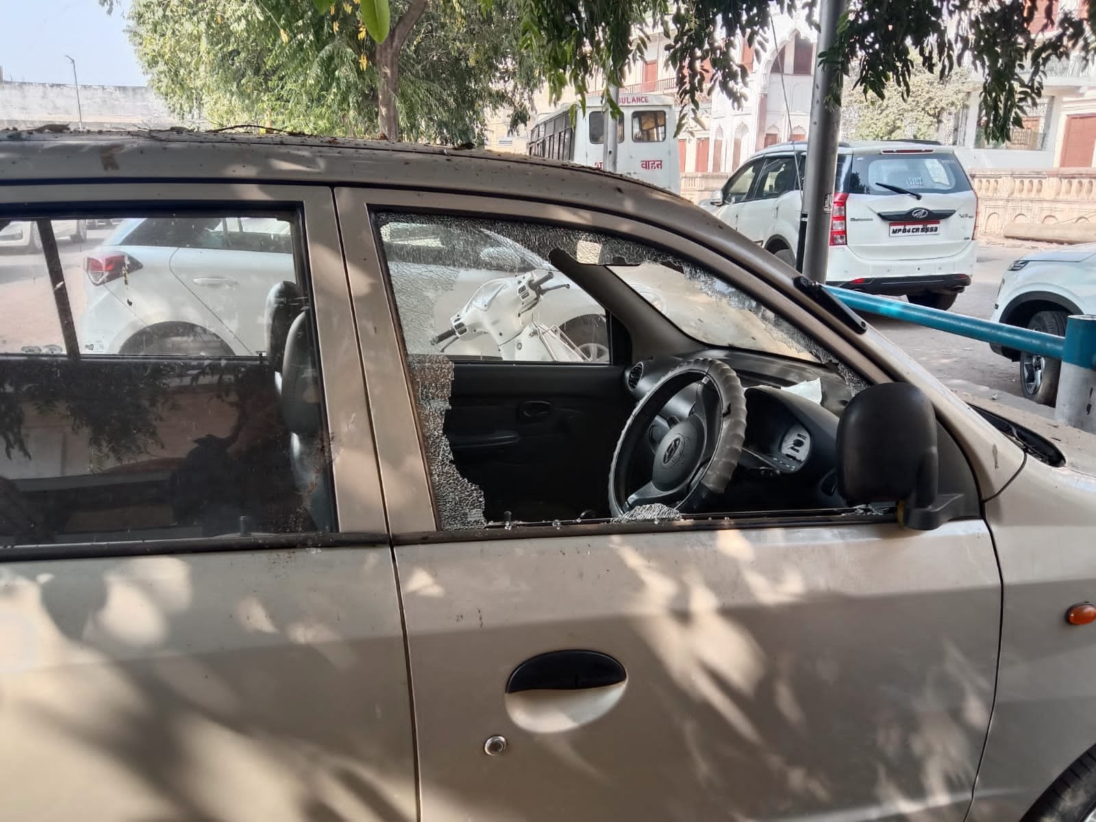 पार्किंग संचालकों की लापरवाही के चलते गाड़ी का कांच तोड़ कर बैट्री ले उड़े चोर | New India Times