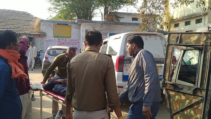 टू व्हीलर टू व्हीलर की भिड़ंत, चार लोग घायल, हॉस्पिटल में व्यवस्था न होने पर पुलिस ने घायलों को कराया भर्ती | New India Times