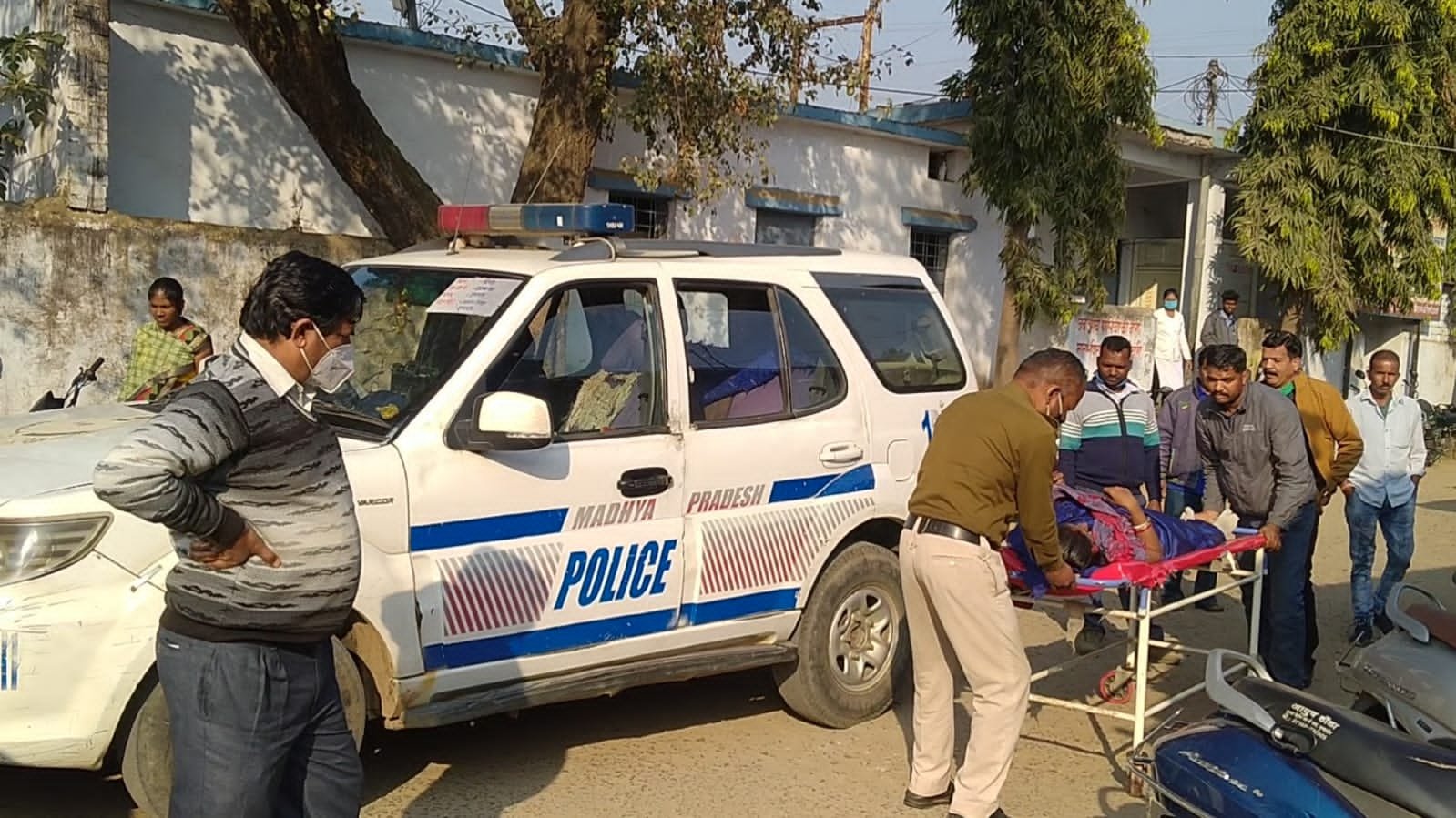 टू व्हीलर टू व्हीलर की भिड़ंत, चार लोग घायल, हॉस्पिटल में व्यवस्था न होने पर पुलिस ने घायलों को कराया भर्ती | New India Times