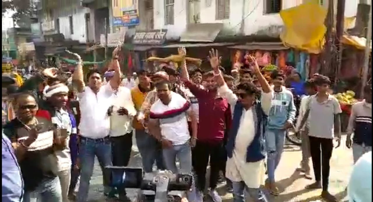 रतलाम झाबुआ भाजपा सांसद गुमान सिंह डामोर इस्तीफा दें के नारों से गूंजा झाबुआ, युवक कांग्रेस ने सांसद गुमान सिंह डामोर का पुतला फूंका | New India Times