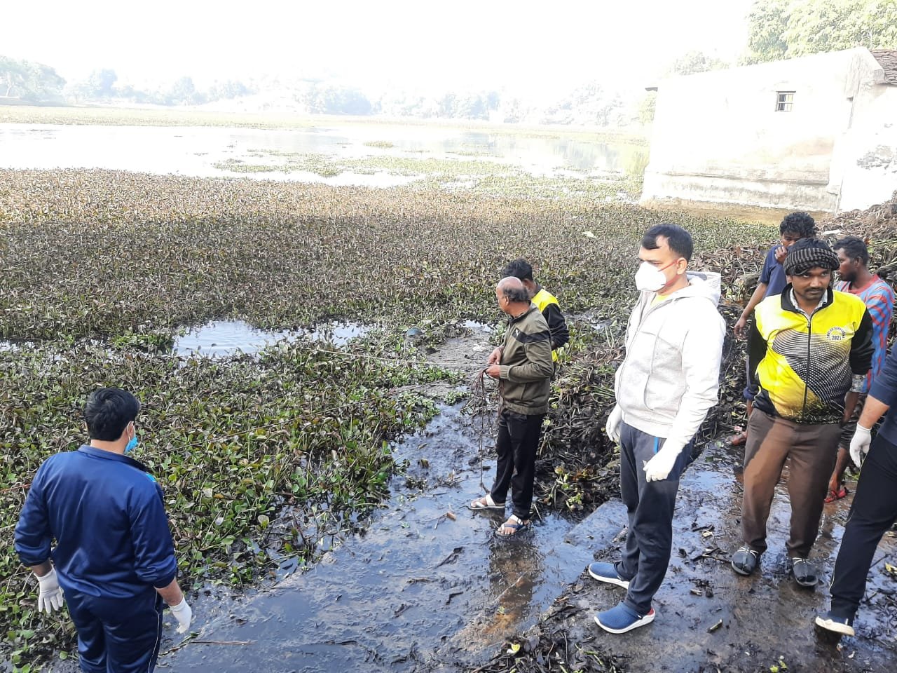 कलेक्टर सोमेश मिश्रा का काबिले तारीफ कारनामा: लोग सो कर उठे नहीं उसके पहले कलेक्टर साहब पहुंच गये गंदगी साफ करने बहादुर सागर तालाब | New India Times