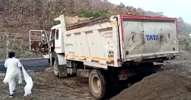 तहसीलदार को कार्यवाही के दौरान दबंग ट्रक चालक ने किया डराने का प्रयास, रेत से भरा ट्रक लेकर कार्यवाही के दौरान भागा | New India Times